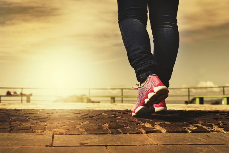 Camminata a stomaco vuoto: benefici reali secondo gli endocrinologi (e i rischi da conoscere)