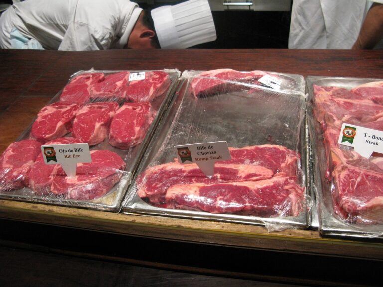 Carne tirata fuori dal frigo: ecco perché è un errore