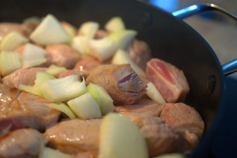 Cuocere la carne così: ecco perché perde succosità