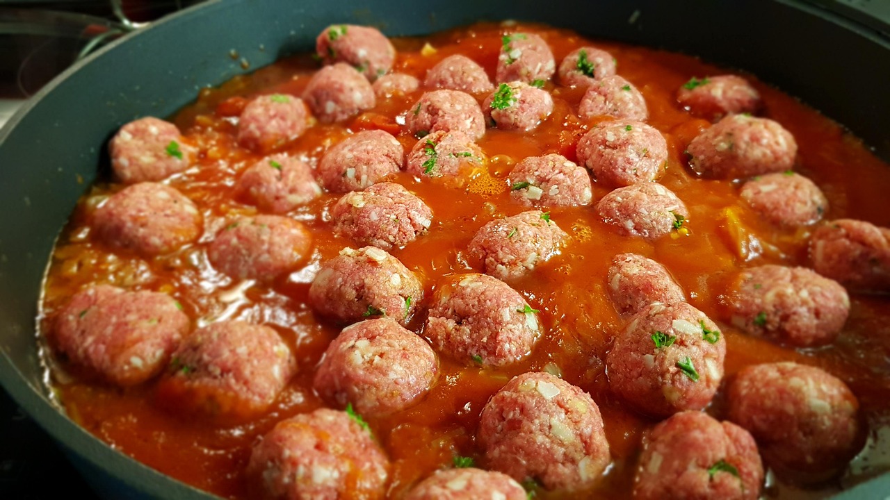 Polpette succulente immerse in un ricco sugo rosso, pronte da gustare.