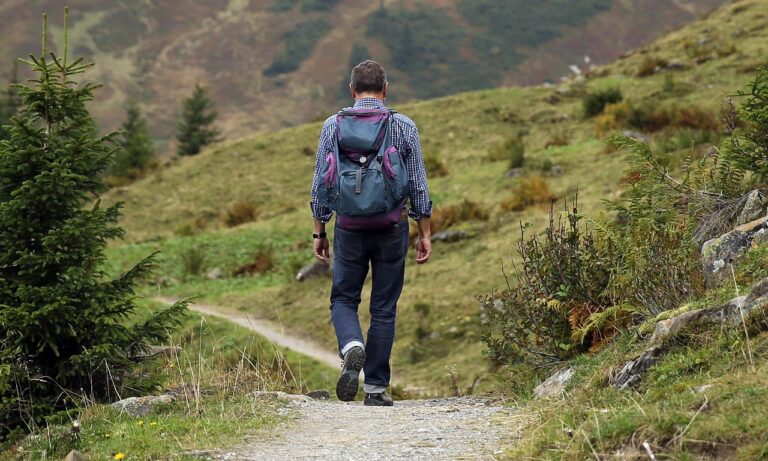 Quante calorie si bruciano davvero camminando un'ora: la verità oltre lo smartwatch