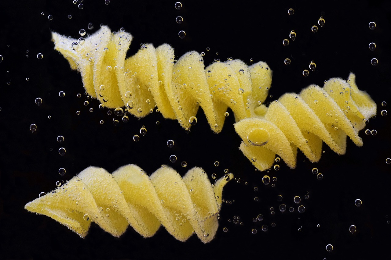 Pentola con acqua bollente e sale per la cottura della pasta.