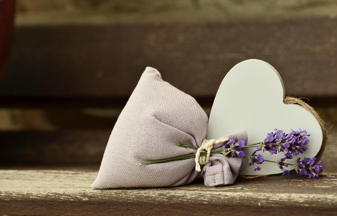 Immagine di un armadio con sacchetti di cedro e lavanda contro le tarme.