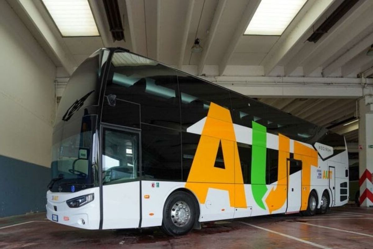 Autobus in viaggio su strada italiana, simbolo delle compagnie che competono con FlixBus nel 2026.