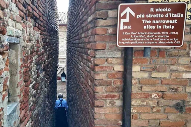 Il borgo con il vicolo più stretto d'Italia: ci passi a malapena, ma è una meraviglia da vedere