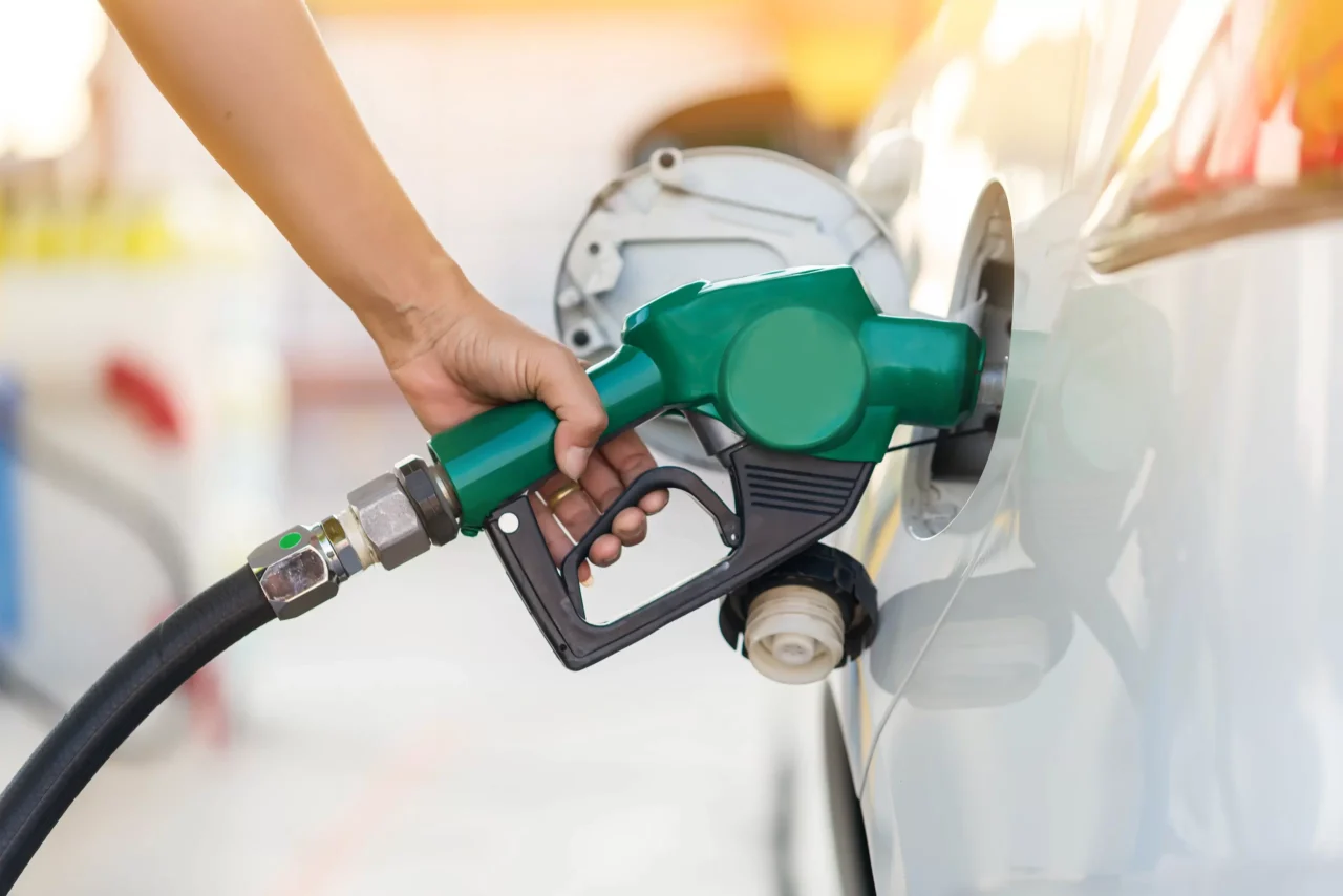 Benzina al rialzo anche se il petrolio